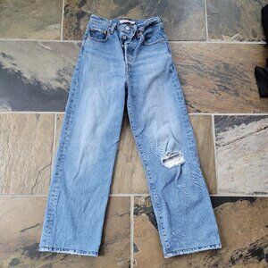 Levi’s Ribcage Straight Jean • W25 L27 • Light Wash • Distressed